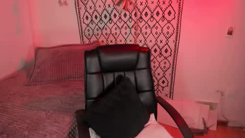 Snapshot of petalsrose_ chatting on 02/15/25, 02:37 Rose online show from 02/15/25, 02:37