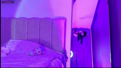 petite_marie_ online show from 10/31/25, 12:22