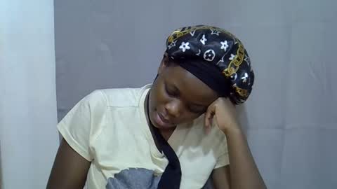 petite_melan online show from 09/29/25, 12:05