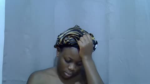 petite_melan online show from 09/29/25, 02:00