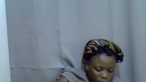 petite_melan online show from 10/01/25, 07:20