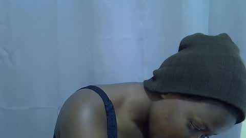 petite_melan online show from 10/07/25, 05:21