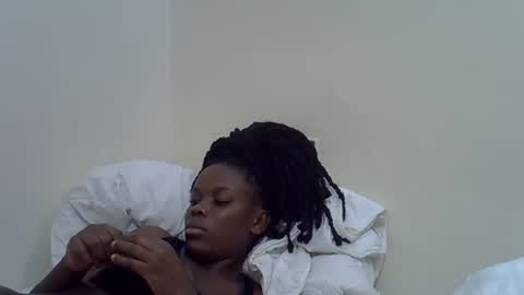 petite_melan online show from 11/12/25, 01:44