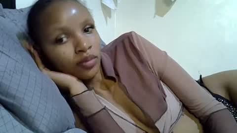 Snapshot of petite_melinda chatting on 06/27/26, 10:37 petite_melinda online show from 06/27/26, 10:37