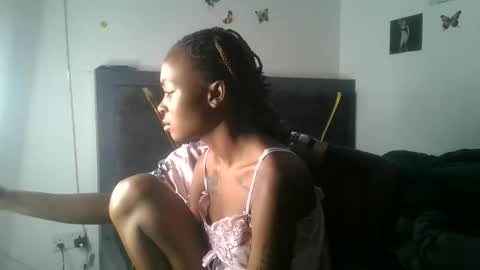 petite_queen69 online show from 06/10/26, 12:11