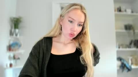 Snapshot of petiteannax chatting on 03/22/26, 12:41 Ava online show from 03/22/26, 12:41