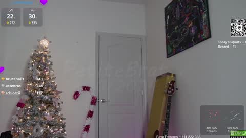 Snapshot of petitebrat chatting on 12/10/24, 07:00 PiperAvery online show from 12/10/24, 07:00