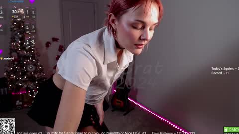 Snapshot of petitebrat chatting on 12/27/24, 01:43 PiperAvery online show from 12/27/24, 01:43