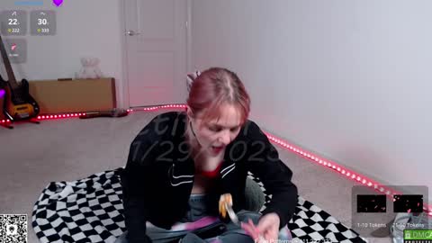 Snapshot of petitebrat chatting on 01/29/25, 11:25 PiperAvery online show from 01/29/25, 11:25