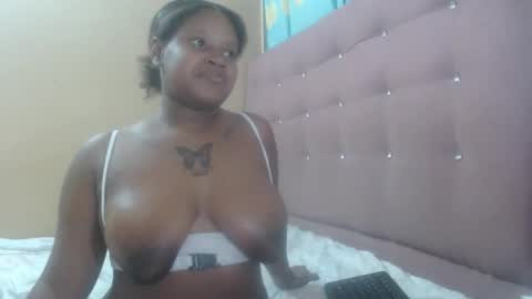 Snapshot of petitechocolatemommy chatting on 11/16/25, 12:27 petitechocolatemommy online show from 11/16/25, 12:27