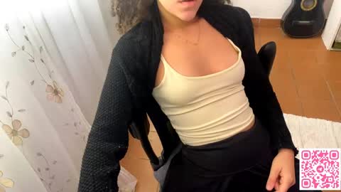 Snapshot of petitecurlybrunette chatting on 06/01/26, 04:20 Mlian online show from 06/01/26, 04:20