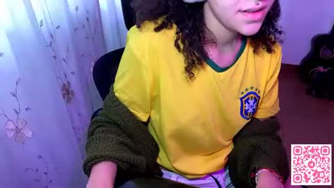 Snapshot of petitecurlybrunette chatting on 06/12/26, 12:59 Mlian online show from 06/12/26, 12:59
