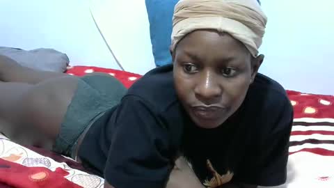 Snapshot of petitegirly12 chatting on 02/19/25, 02:33 petitegirly12 online show from 02/19/25, 02:33