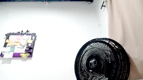 Snapshot of petiteivoryqueen chatting on 10/26/25, 01:00 danna online show from 10/26/25, 01:00