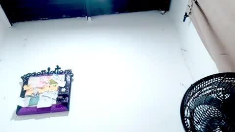 Snapshot of petiteivoryqueen chatting on 11/13/25, 03:38 danna online show from 11/13/25, 03:38