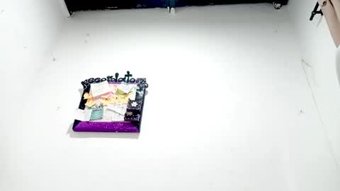 Snapshot of petiteivoryqueen chatting on 12/17/25, 02:50 danna online show from 12/17/25, 02:50