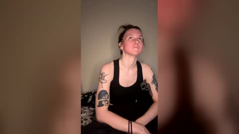 Snapshot of petiteratt chatting on 04/28/26, 11:43 I am very new and dont know what im doing lol online show from 04/28/26, 11:43