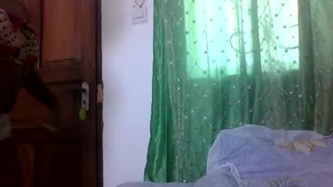 petitesweetchiq online show from 09/29/25, 09:03