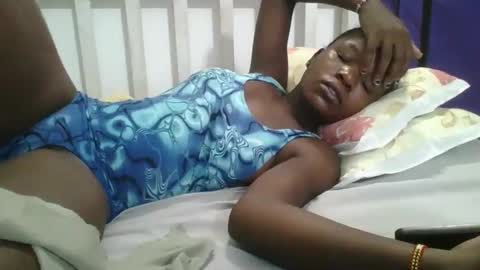 petitesweetchiq online show from 12/19/25, 11:01