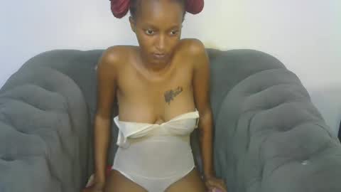 petitpearl online show from 02/23/25, 03:40