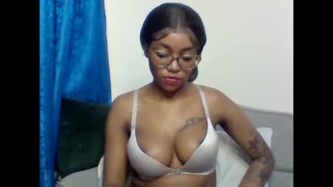 Snapshot of pettite_babe chatting on 01/11/26, 12:26 Arielle online show from 01/11/26, 12:26
