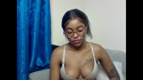 Snapshot of pettite_babe chatting on 01/18/26, 06:23 Arielle online show from 01/18/26, 06:23