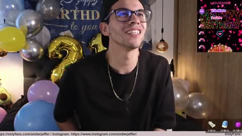 Snapshot of phantom_bigger1 chatting on 12/01/24, 04:29 phantom_bigger1 online show from 12/01/24, 04:29