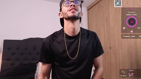 Snapshot of phantom_bigger1 chatting on 01/07/25, 01:57 phantom_bigger1 online show from 01/07/25, 01:57