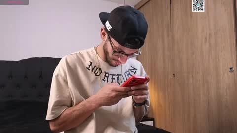 Snapshot of phantom_bigger1 chatting on 01/08/25, 11:43 phantom_bigger1 online show from 01/08/25, 11:43