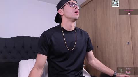 Snapshot of phantom_bigger1 chatting on 01/13/25, 01:28 phantom_bigger1 online show from 01/13/25, 01:28