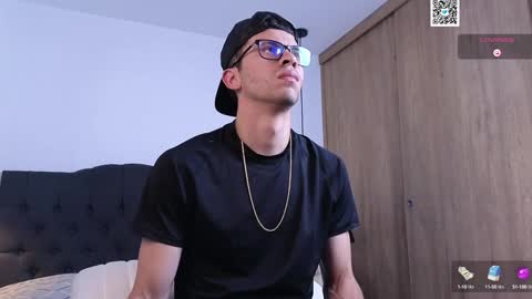 Snapshot of phantom_bigger1 chatting on 01/14/25, 01:06 phantom_bigger1 online show from 01/14/25, 01:06