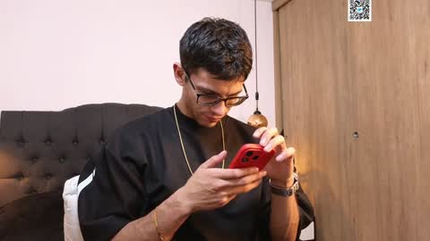 Snapshot of phantom_bigger1 chatting on 01/17/25, 04:57 phantom_bigger1 online show from 01/17/25, 04:57