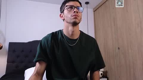 Snapshot of phantom_bigger1 chatting on 01/20/25, 04:23 phantom_bigger1 online show from 01/20/25, 04:23