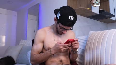 Snapshot of phantom_bigger1 chatting on 01/31/25, 02:17 phantom_bigger1 online show from 01/31/25, 02:17