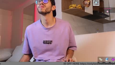 Snapshot of phantom_bigger1 chatting on 02/06/25, 11:32 phantom_bigger1 online show from 02/06/25, 11:32