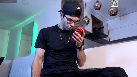 Snapshot of phantom_bigger1 chatting on 02/13/25, 11:17 phantom_bigger1 online show from 02/13/25, 11:17