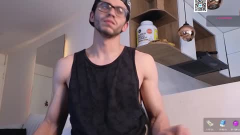 Snapshot of phantom_bigger1 chatting on 02/24/25, 12:26 phantom_bigger1 online show from 02/24/25, 12:26