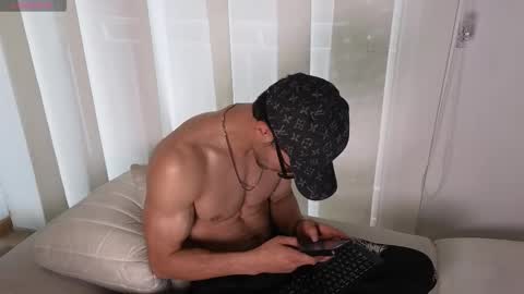 Snapshot of phantom_bigger1 chatting on 09/15/25, 01:33 phantom_bigger1 online show from 09/15/25, 01:33