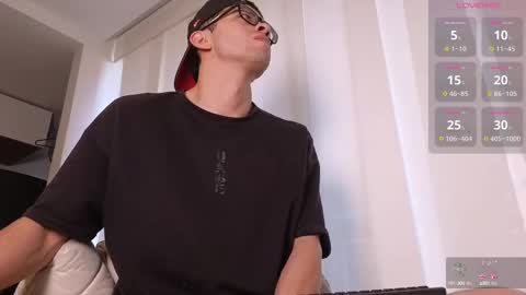 Snapshot of phantom_bigger1 chatting on 09/21/25, 01:02 phantom_bigger1 online show from 09/21/25, 01:02