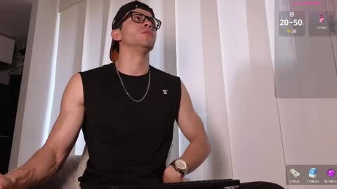 Snapshot of phantom_bigger1 chatting on 09/22/25, 01:02 phantom_bigger1 online show from 09/22/25, 01:02