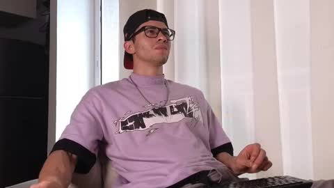 Snapshot of phantom_bigger1 chatting on 09/24/25, 01:03 phantom_bigger1 online show from 09/24/25, 01:03