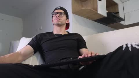 Snapshot of phantom_bigger1 chatting on 10/10/25, 01:10 phantom_bigger1 online show from 10/10/25, 01:10