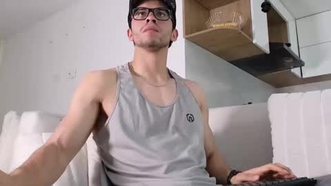 Snapshot of phantom_bigger1 chatting on 10/13/25, 03:34 phantom_bigger1 online show from 10/13/25, 03:34