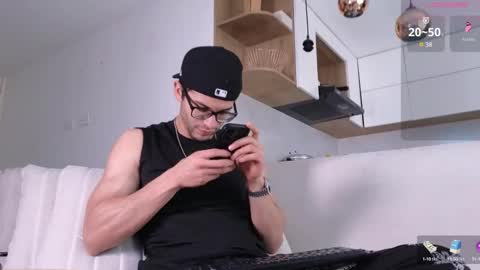 Snapshot of phantom_bigger1 chatting on 10/16/25, 02:07 phantom_bigger1 online show from 10/16/25, 02:07