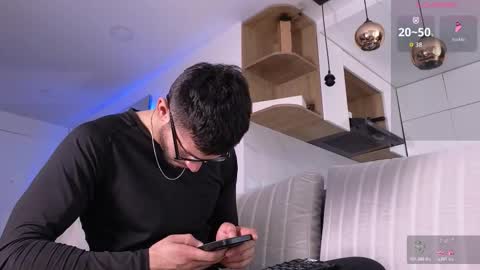 Snapshot of phantom_bigger1 chatting on 10/29/25, 01:46 phantom_bigger1 online show from 10/29/25, 01:46