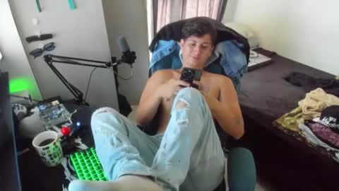 Snapshot of philip_dj chatting on 02/17/26, 12:01 philip_dj online show from 02/17/26, 12:01