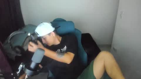 Snapshot of philip_dj chatting on 04/13/26, 09:04 philip_dj online show from 04/13/26, 09:04