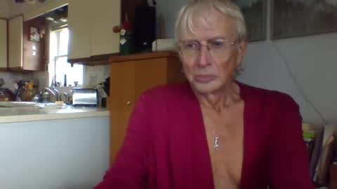 Snapshot of phillipa1023 chatting on 11/15/25, 05:42 phillipa online show from 11/15/25, 05:42