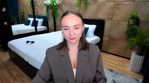 Emelie online show from 09/19/25, 04:29