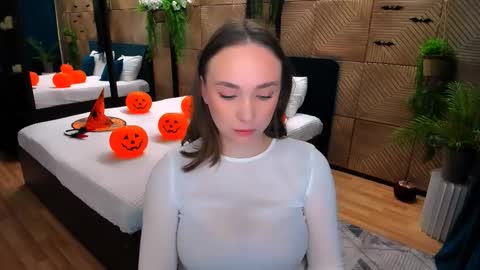 Emelie online show from 11/02/25, 10:17